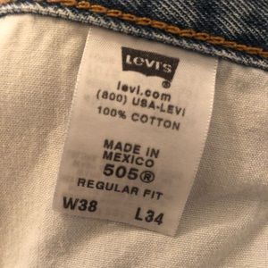 Levi’s 505 mens jeans. 38” waist x 34” inseam. Regular fit. Excellent condition!